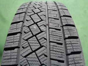 ピレリ　アイスゼロアシンメトリコ