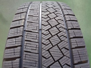 ピレリ　アイスゼロアシンメトリコ