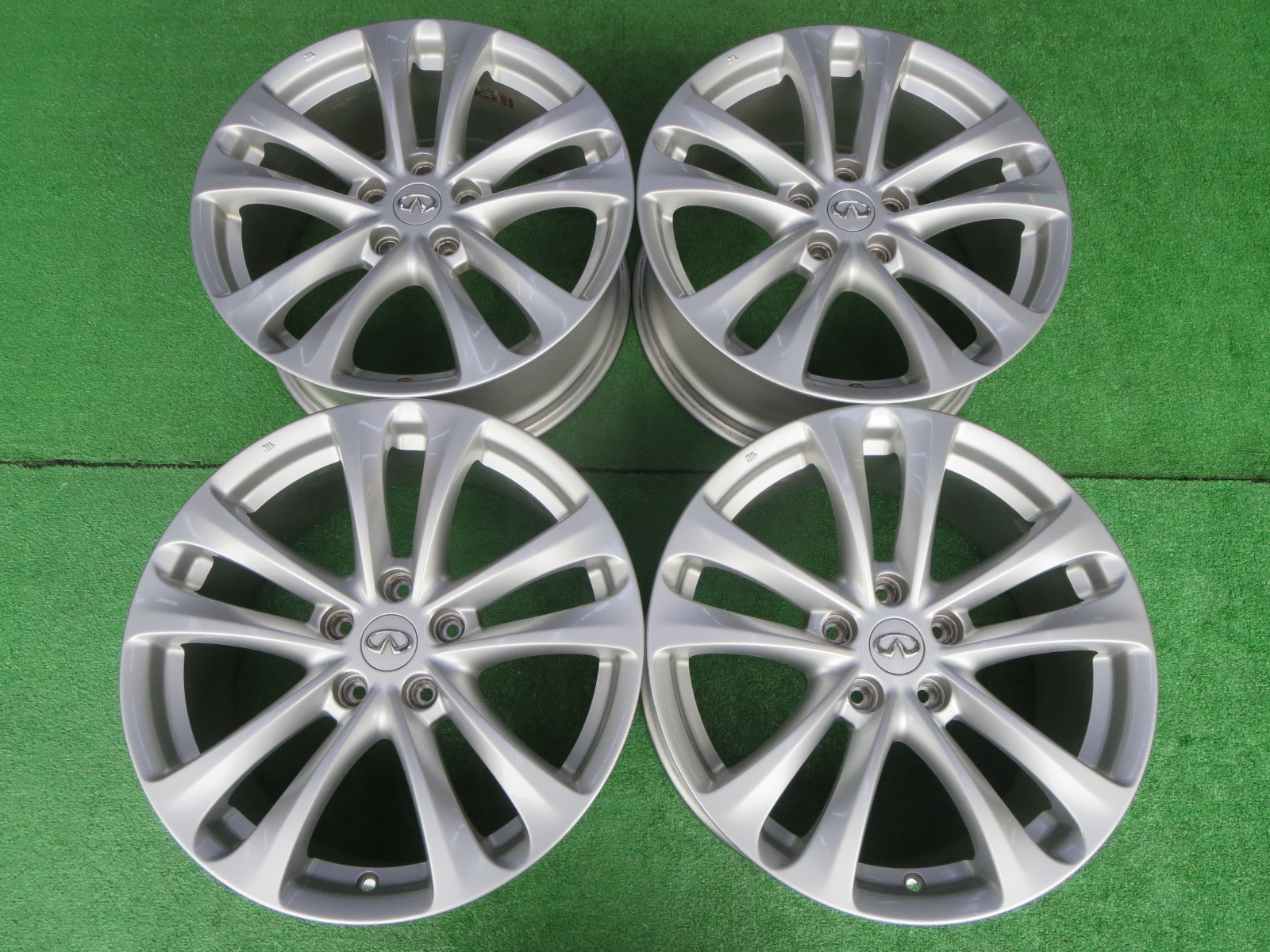 インフィニティ FX35 純正アルミホイール FX35 18X8J+50 タイヤ付き 4本セット 265/60R18 日産　ムラーノ　フーガ　ハリアー等　埼玉県~ インフィニティ fx35の純正タイヤホイール③ 日産純正 インフィニティ