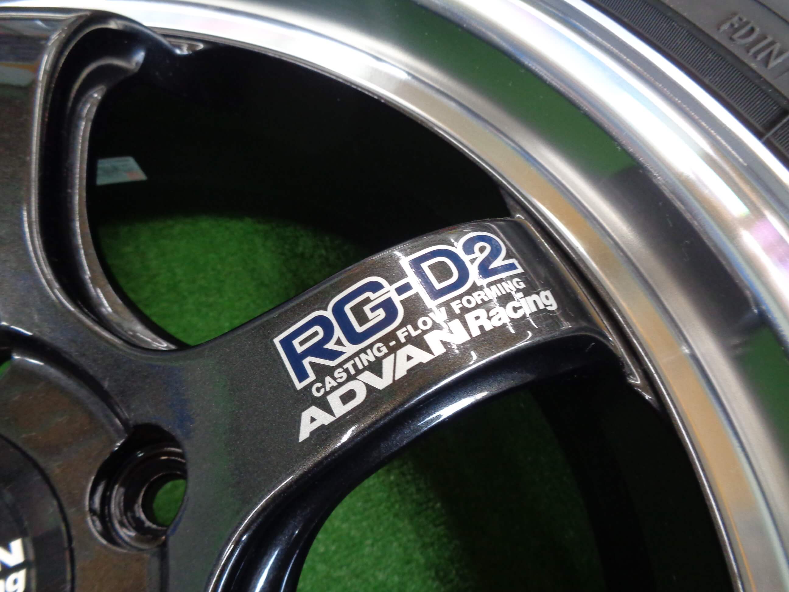 アドバンレーシング　RG-D2<br />ヨコハマ　ブルーアースRV-03