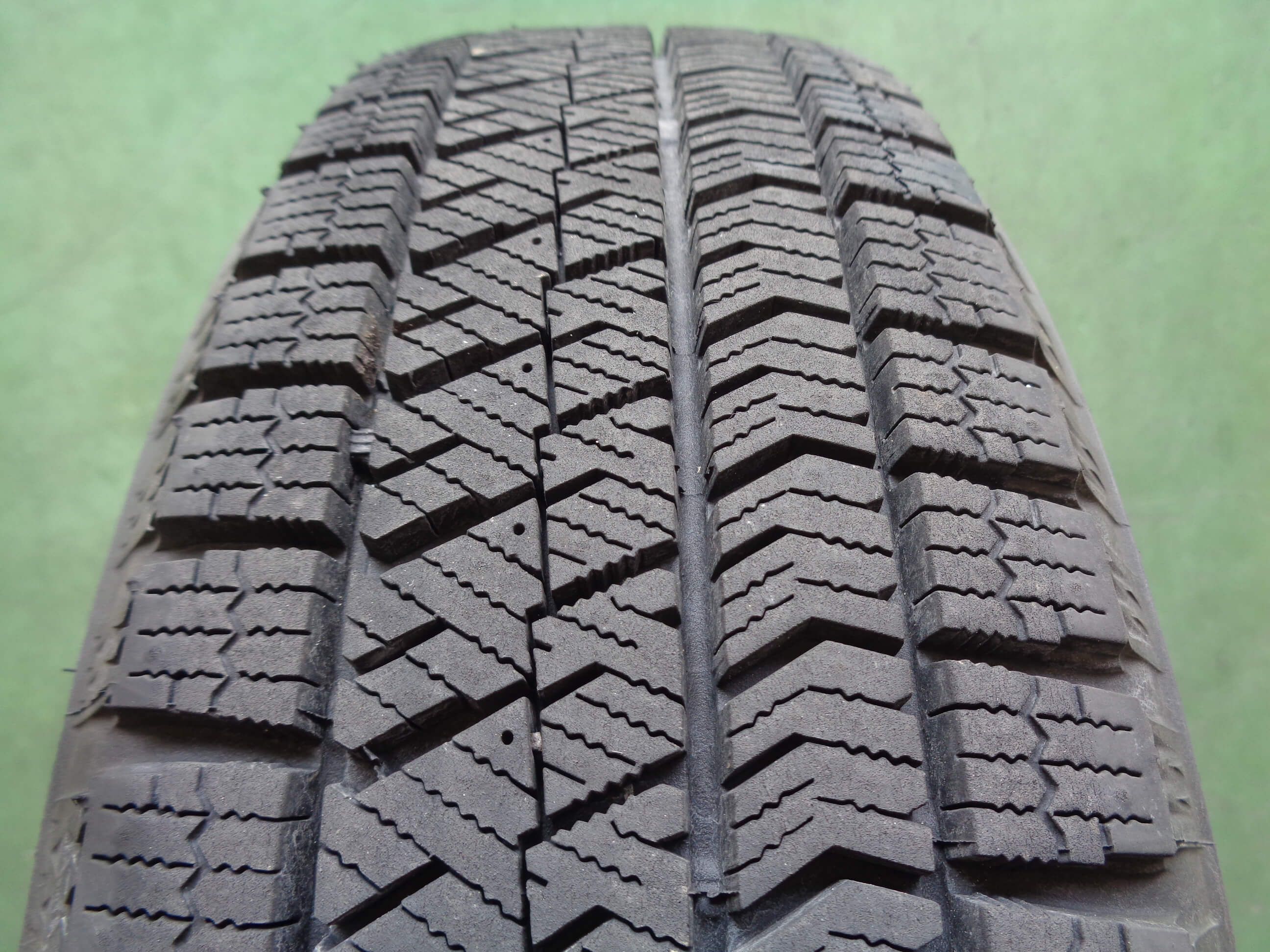 BLIZZAK VRX スタッドレスタイヤ 215/60R16 中古4本