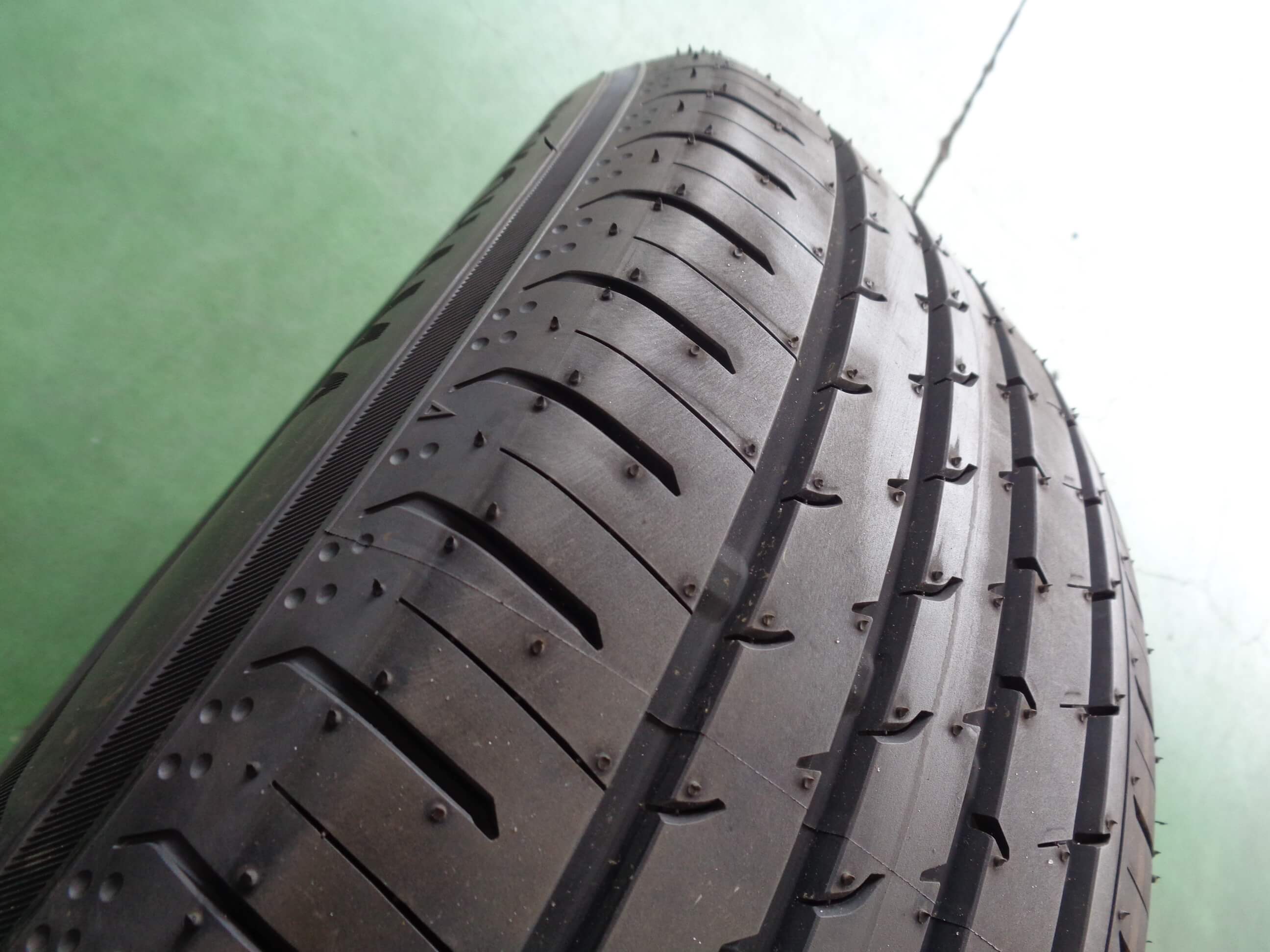 新車外しYOKOHAMA ADVAN V03 225/60R18