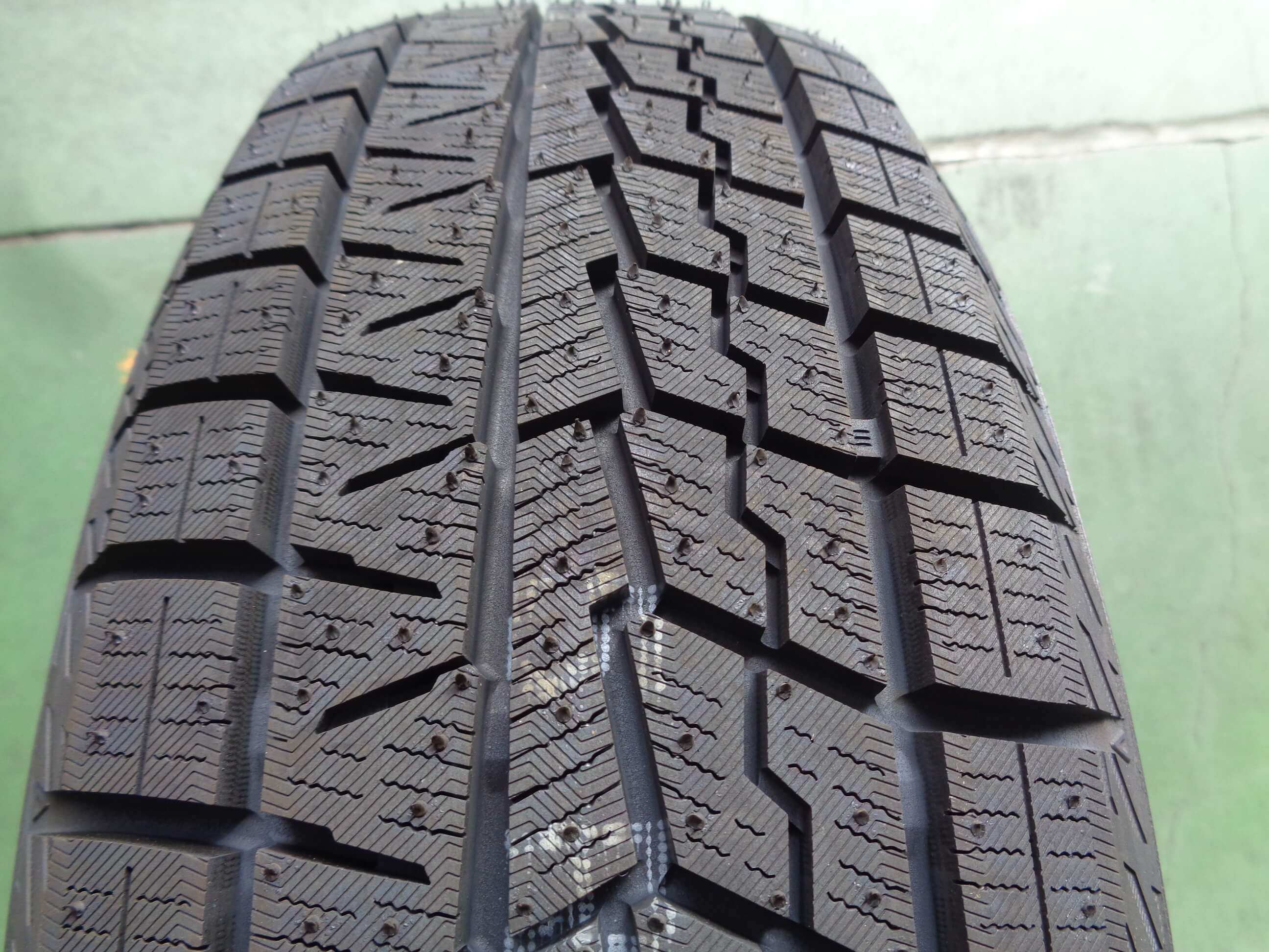 ヨコハマ　アイスガード ig70 225/50r17 22年製　バリ山　美品 iceGUARD [4本以上で送料無料] スタッドレスタイヤ iG70 225