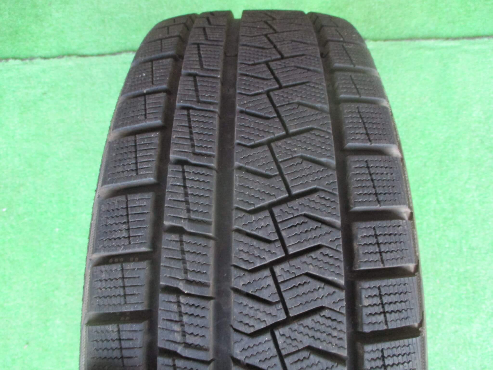 な*と様 クラウン　(215 60R 16)　スタッドレスタイヤ　2024年産 クラウン(215 60R 16)スタッドレスタイヤ2024年産