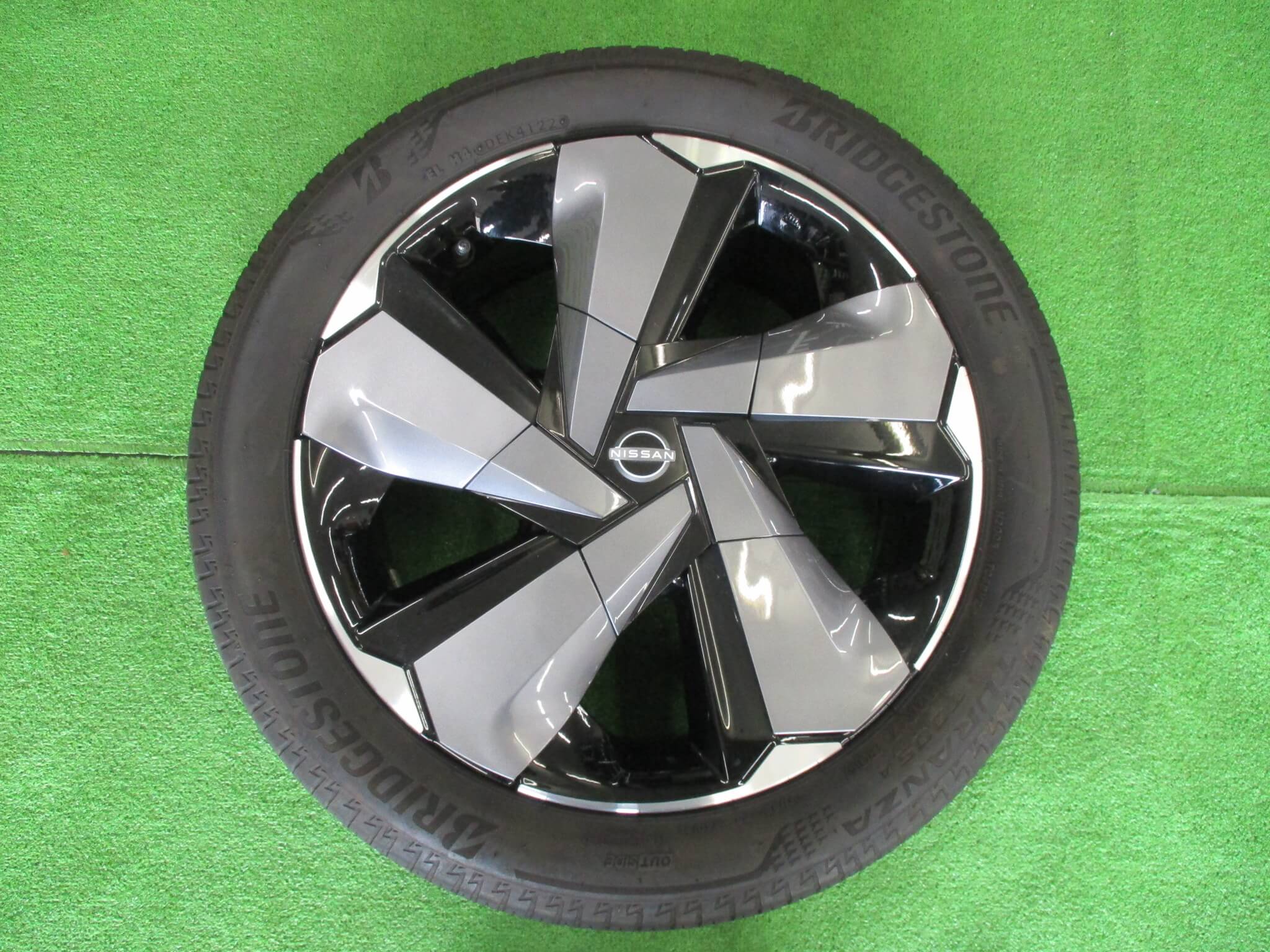 ノートオーラ 【ほぼ新車外し 】日産オーラ純正アルミホイールタイヤ4