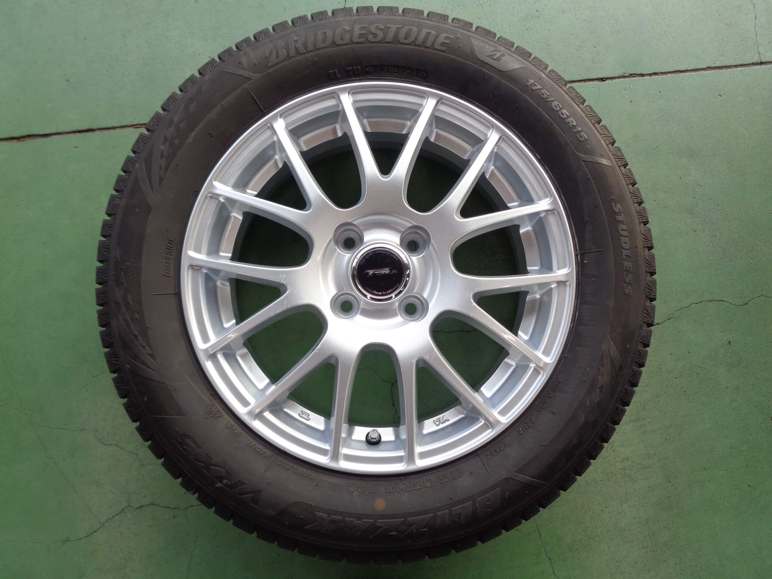 LEEE☆スタッドレス☆175/65R15 ダンロップ アクア キューブ☆ 175/65R15 ブリヂストン スタッドレスアルミ フィット、アクア、キューブ