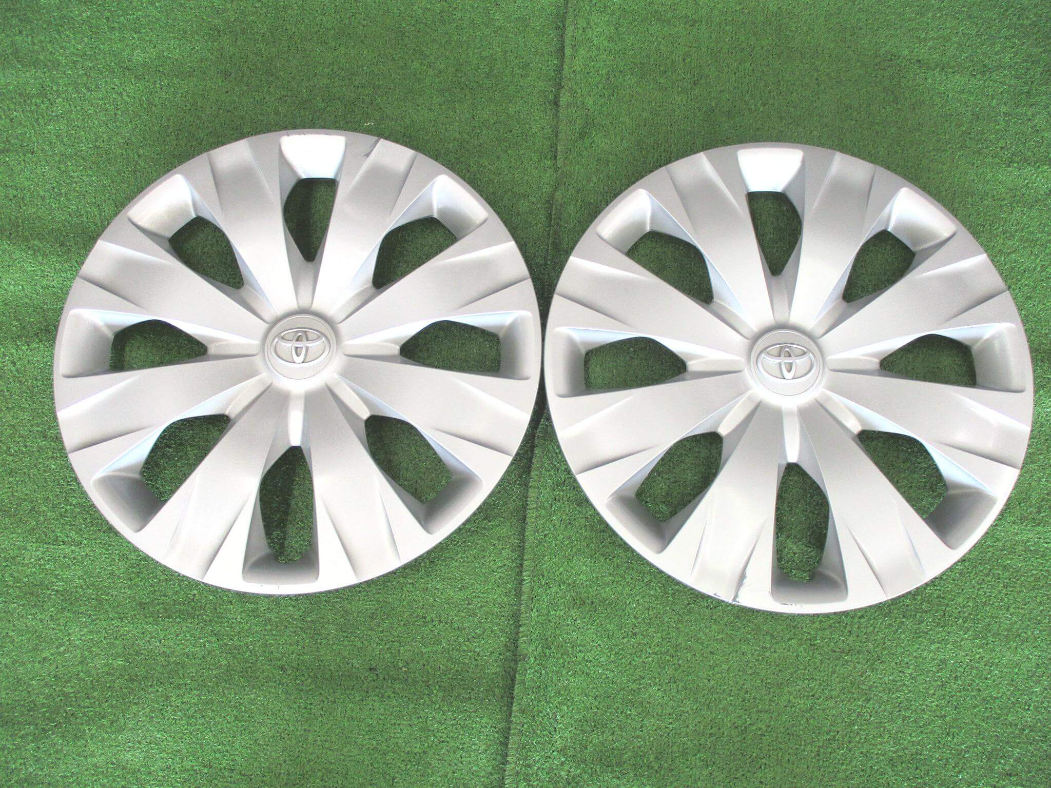 トヨタ　80系ノア純正キャップ