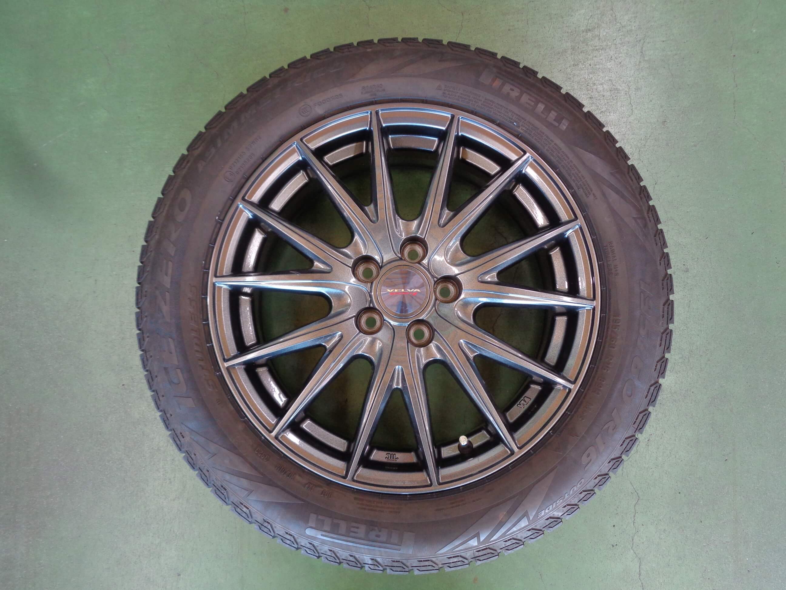 ピレリー　Pゼロ　アシンメトリコ