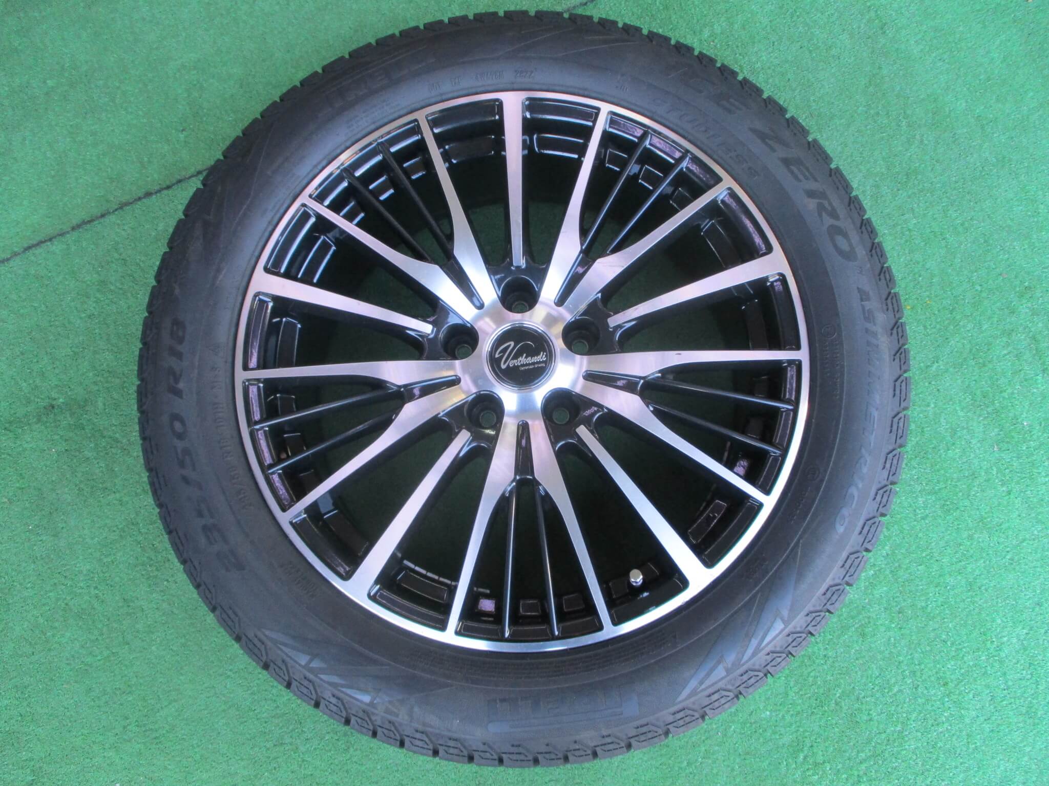 ピレリ　アイスゼロアシンメトリコ