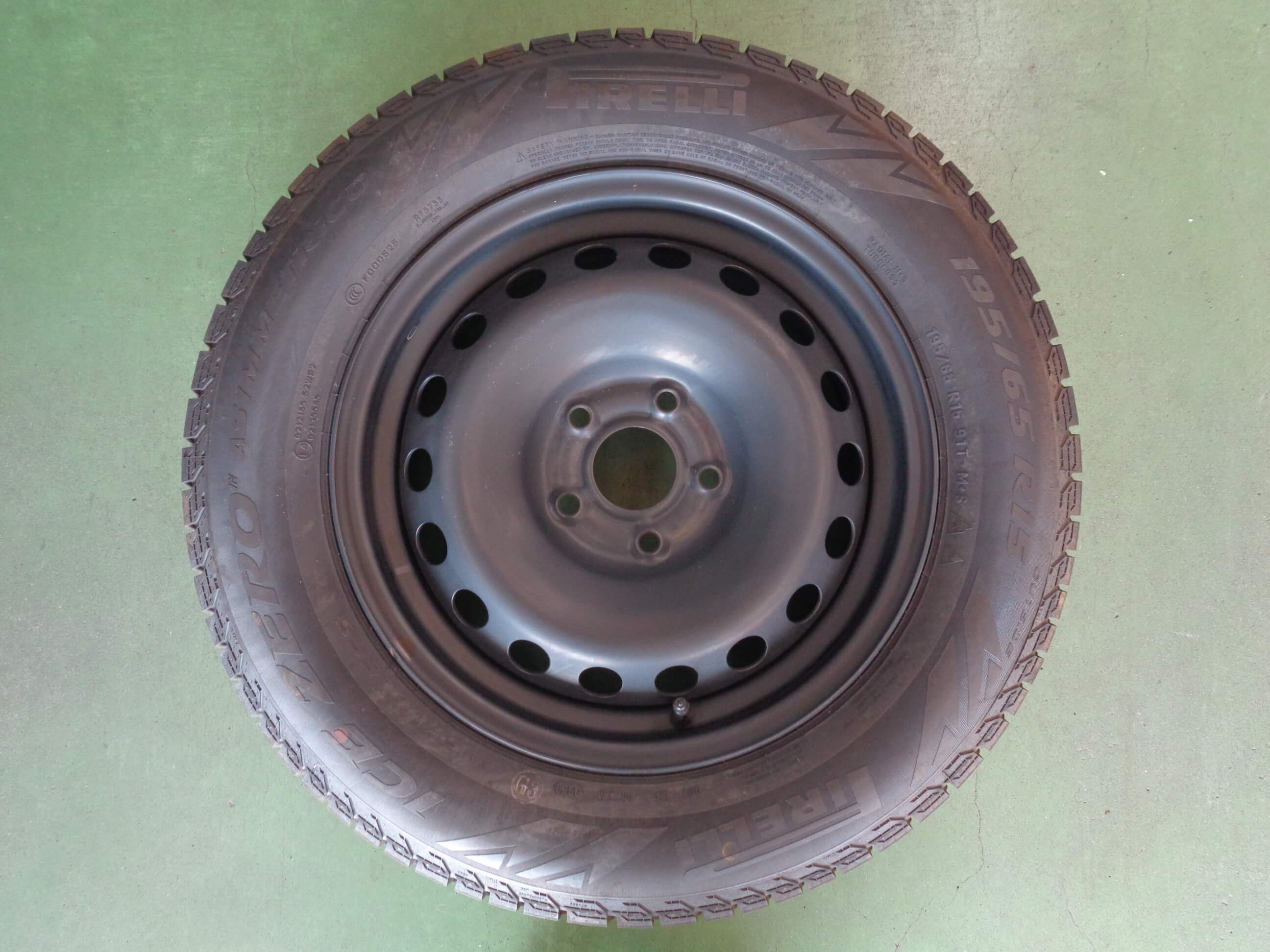 ピレリ　アイスゼロアシンメトリコ